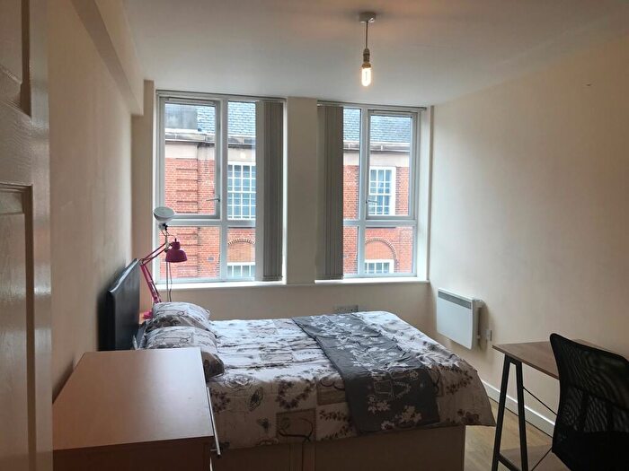 1 Bedroom Apartment To Rent In Large Mayfair House Bedroom - Parking Available, B4