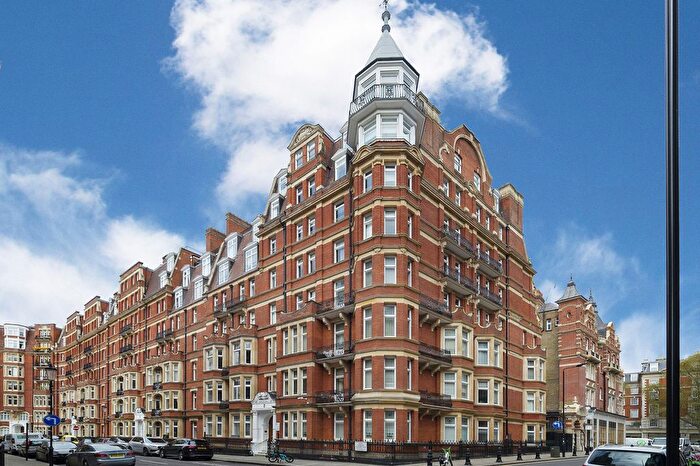 3 Bedroom Flat To Rent In Iverna Court, London, W8