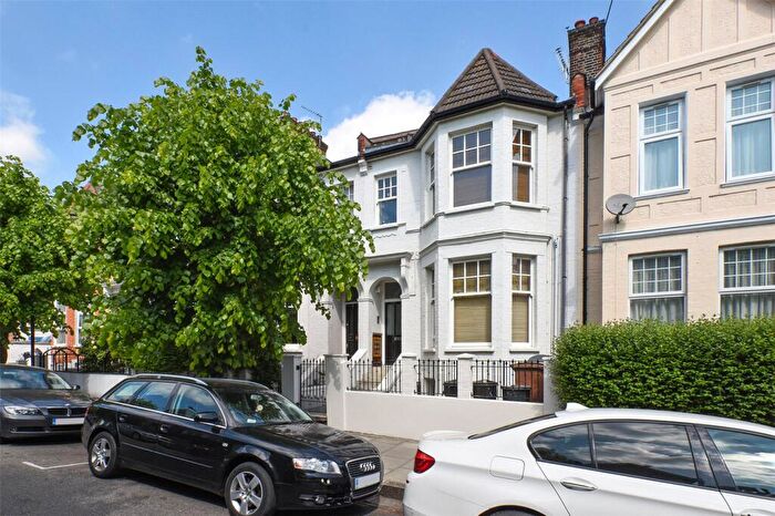 3 Bedroom Flat To Rent In Gunton Road, Hackney, London, E5