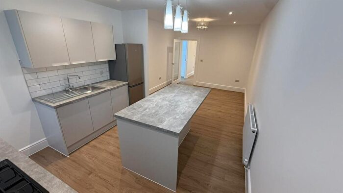 2 Bedroom Flat To Rent In Central Road, West Didsbury, Manchester, M20