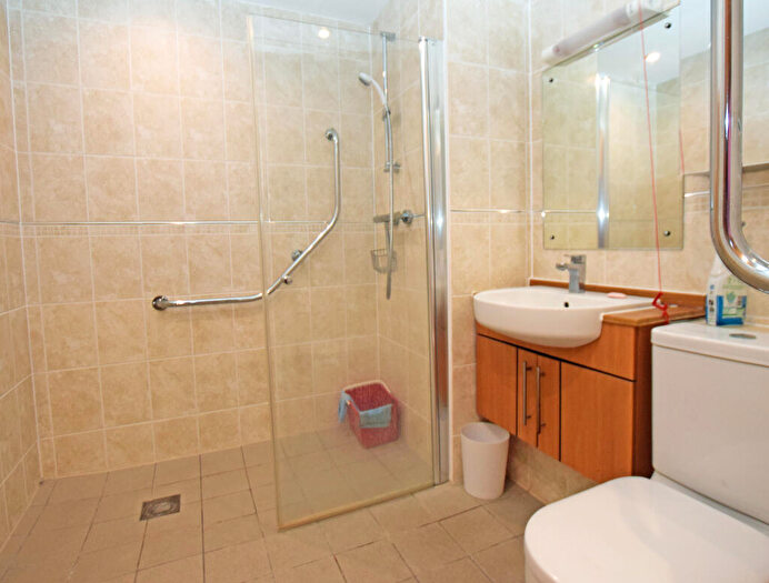 1 Bedroom Apartment For Sale In Clover Leaf Court, Ackender Road, Alton, Hampshire, GU34