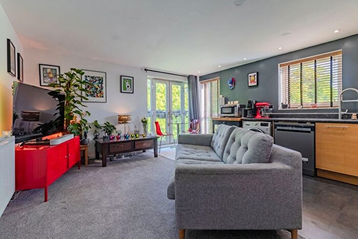 2 Bedroom Flat For Sale In Pavilion Close, Leicester, LE2