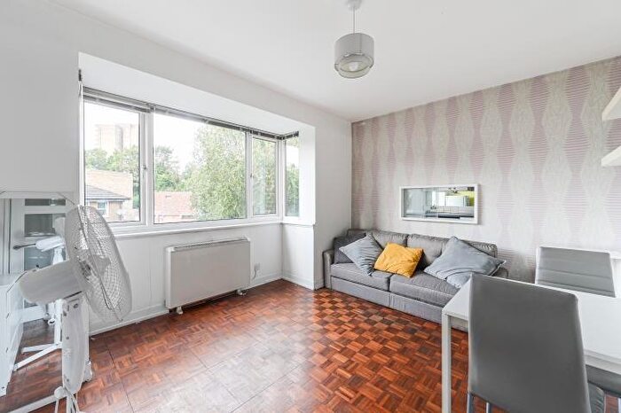1 Bedroom Flat For Sale In Battersea Park Road, London, SW11