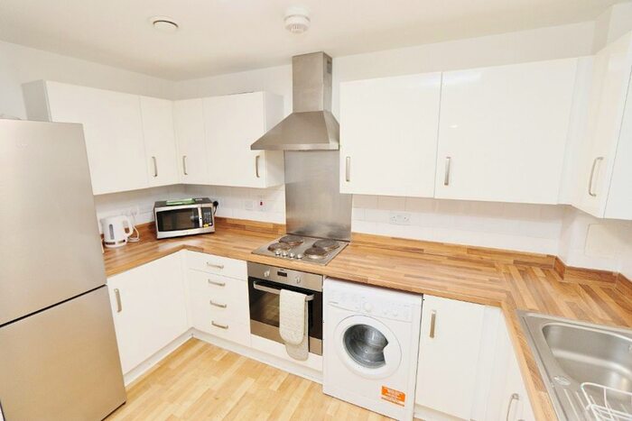 3 Bedroom Flat To Rent In Dean Path, Greater London, RM8