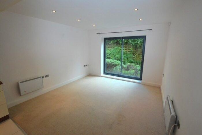 2 Bedroom Flat To Rent In Hall View, Chesterfield, S40