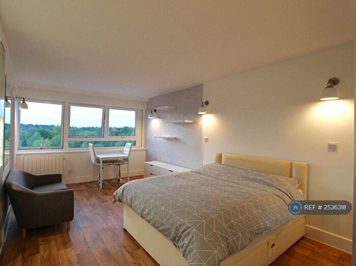 Studio To Rent In Park House, London, N4