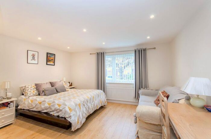 2 Bedroom Flat To Rent In Oak Tree Close, Ealing, London, W5
