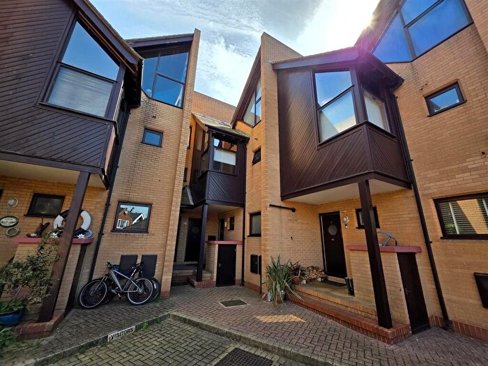 5 Bedroom Town House For Sale In Bath Lane, Fareham, PO16