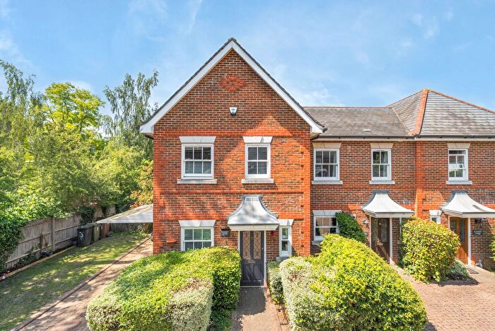 3 Bedroom Semi-Detached House For Sale In Elmdon Place, Guildford, GU1