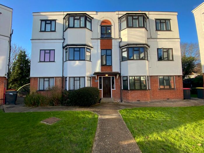2 Bedroom Flat To Rent In York Crescent, Loughton, IG10
