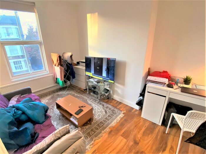 3 Bedroom Flat To Rent In York Road, London, W3