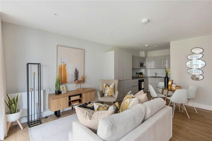 1 Bedroom Flat To Rent In Greyhound Parade, Wimbledon Grounds, London, SW17