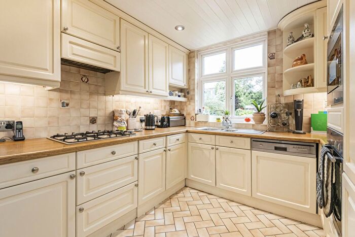 3 Bedroom Detached House For Sale In Leys Gardens, Barnet, EN4