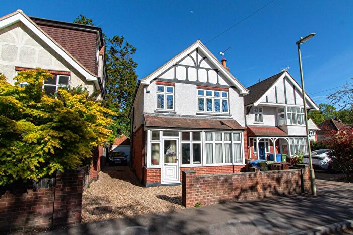 3 Bedroom Detached House For Sale In Farnborough Road, Farnborough, GU14