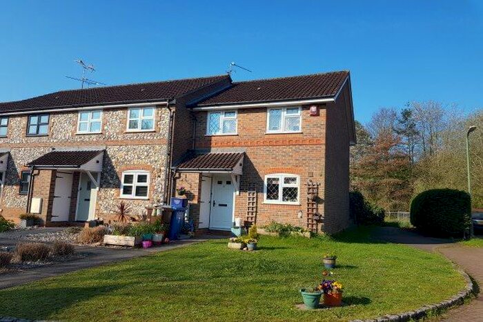 3 Bedroom Property To Rent In Baywood Close, Farnborough, GU14