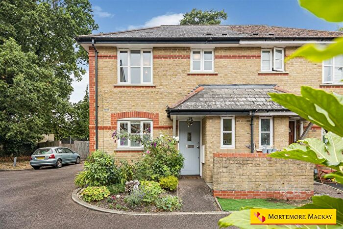 3 Bedroom Semi-detached House For Sale In Moynihan Drive, London, N21