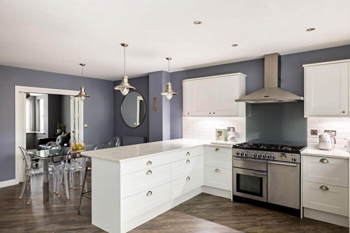 4 Bedroom Detached House For Sale In Kingfisher Drive, Haywards Heath, West Sussex, RH16