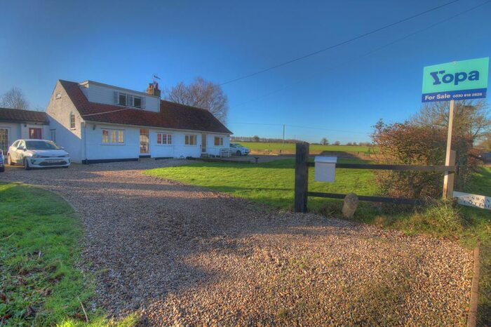 4 Bedroom Bungalow For Sale In Low Road, Norwich, NR14