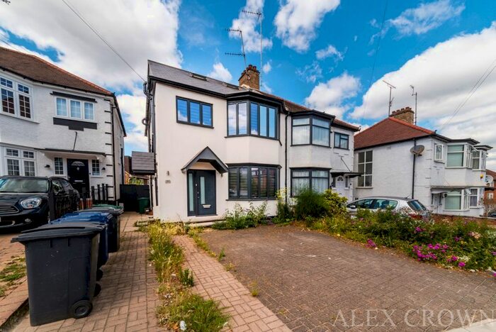 3 Bedroom Flat To Rent In Colney Hatch Lane, London, N10