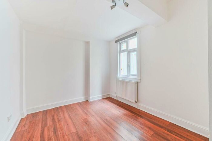 2 Bedroom Flat To Rent In Rosendale Road, West Dulwich, London, SE21