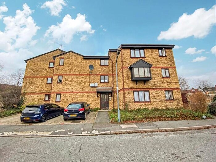 Studio For Sale In Blacksmiths Close, Chadwell Heath, RM6