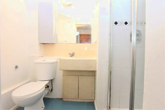 Flat To Rent In Parr Close, London., N9