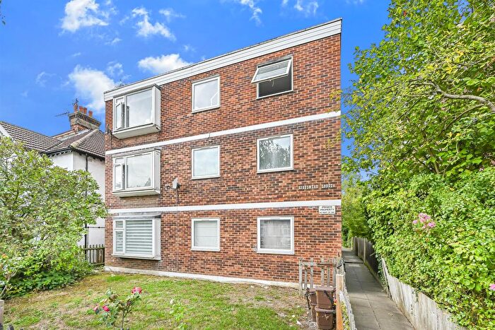 2 Bedroom Flat For Sale In Heathcote Grove, North Chingford, E4