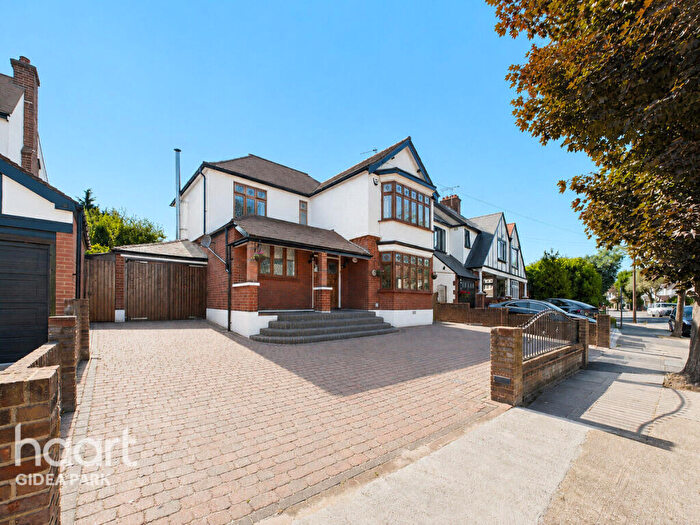 4 Bedroom Detached House For Sale In Lake Rise, Romford, RM1