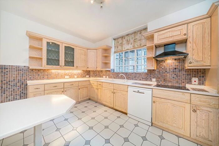 4 Bedroom Flat To Rent In Warwick Gardens, Holland Park, W14