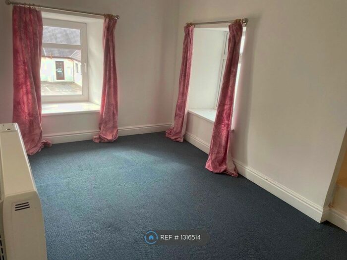3 Bedroom Flat To Rent In Lloyd's Terrace, Newcastle Emlyn, SA38