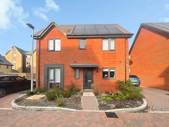 3 Bedroom Property To Rent In Hunt Way, Crowthorne, Berkshire, RG45