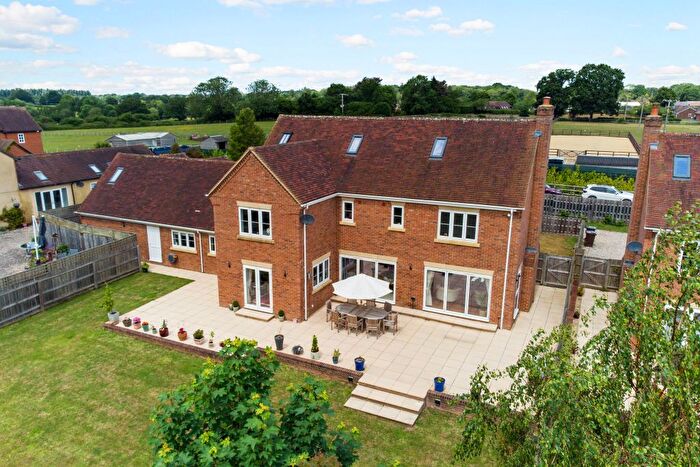 6 Bedroom Detached House For Sale In Baughurst Road, Tadley, RG26