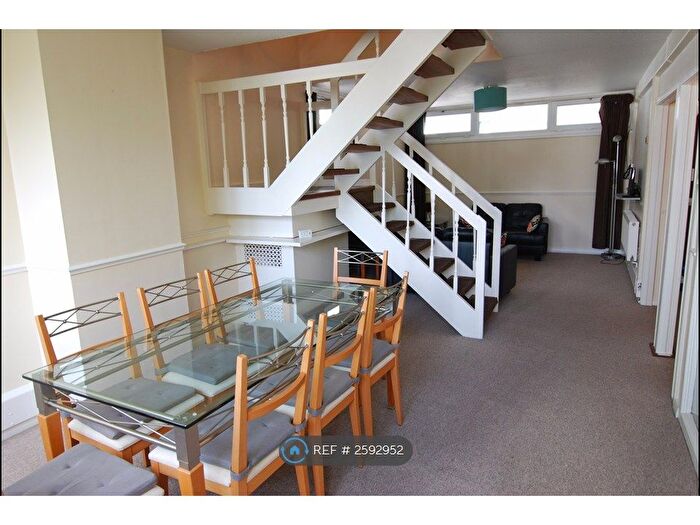 3 Bedroom Flat To Rent In John Parker Square, London, SW11
