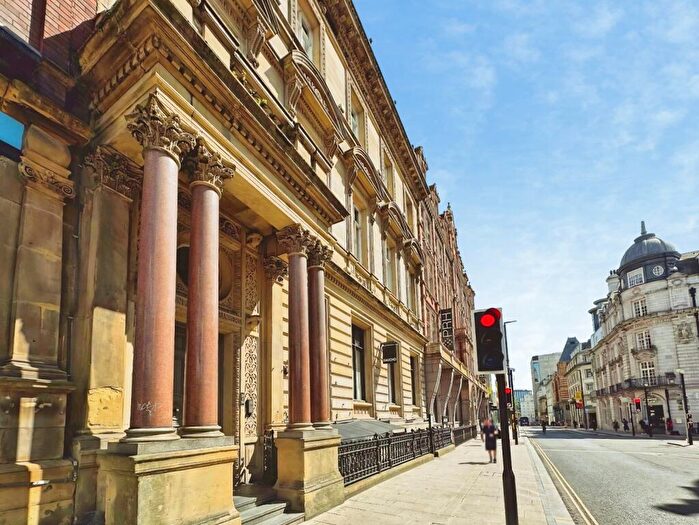 3 Bedroom Flat To Rent In Park Row, Leeds, West Yorkshire, LS1