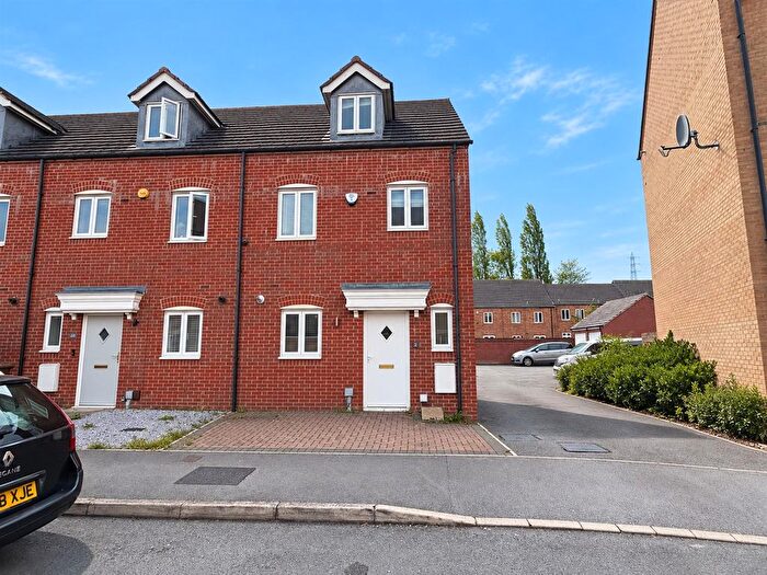 4 Bedroom Town House To Rent In Dunlop Avenue, Farnley, Leeds, LS12
