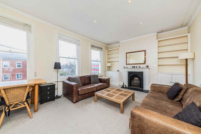 3 Bedroom Flat To Rent In Balham Grove, London, SW12