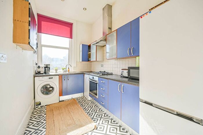 3 Bedroom Maisonette For Sale In Church Lane, East Finchley, London, N2