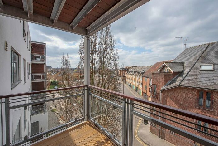 2 Bedroom Flat To Rent In The Bittoms, Kingston Upon Thames, KT1