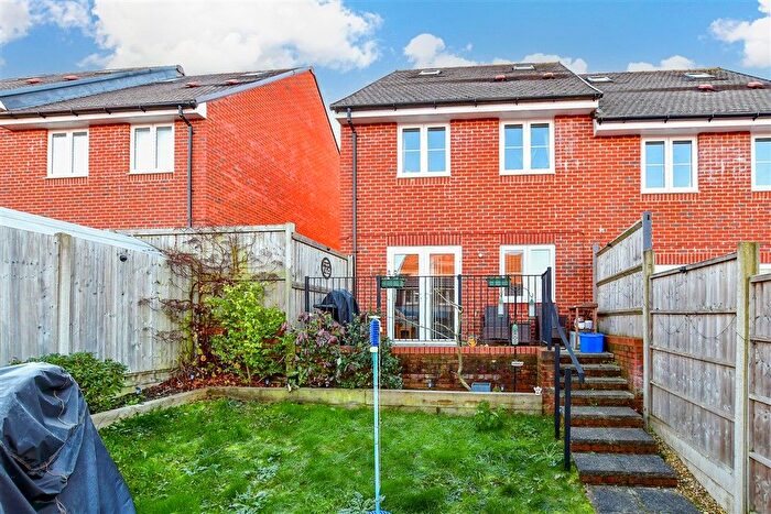 4 Bedroom Semi Detached House For Sale In Lynch Close, Havant, Hampshire, PO9