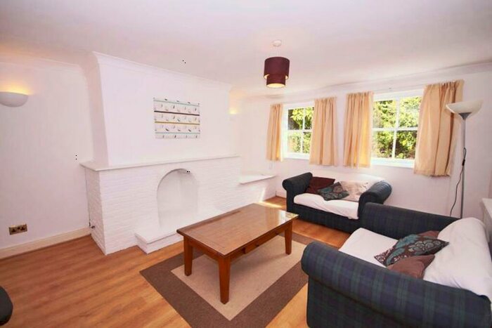 2 Bedroom Flat To Rent In Hales Road, GL52