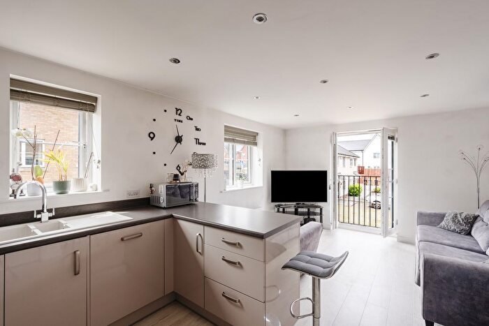 2 Bedroom Flat For Sale In Warwick Crescent, Basildon, SS15