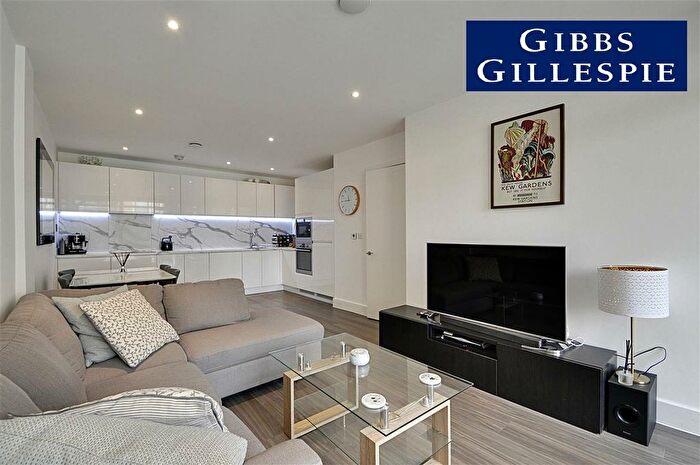 2 Bedroom Flat To Rent In Frazer Nash Close, Isleworth, TW7