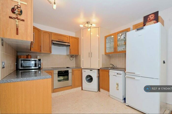2 Bedroom Flat To Rent In Woodside Park Road, London, N12