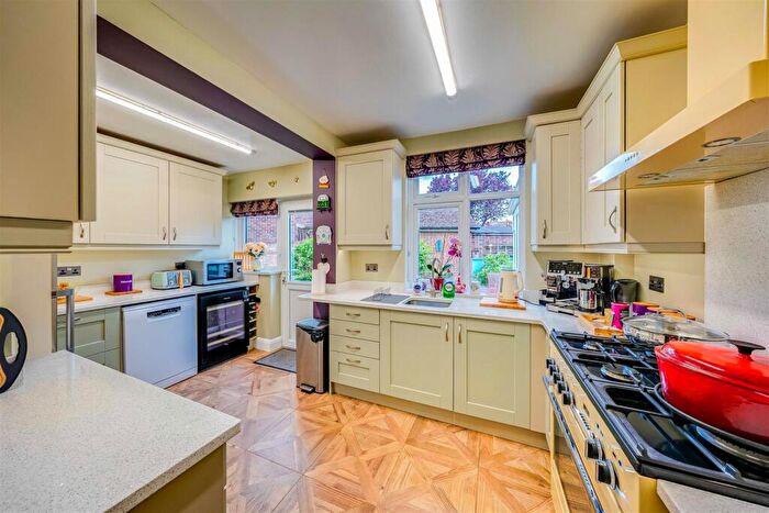 5 Bedroom Semi-Detached House For Sale In Hedge Place Road, Greenhithe, DA9