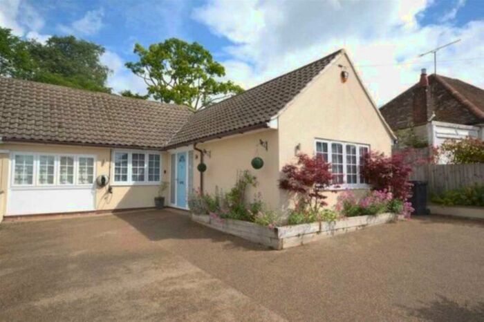 4 Bedroom Bungalow To Rent In Available Beginning Of September This Bed Bungalow In Grove Avenue, Harpenden, AL5