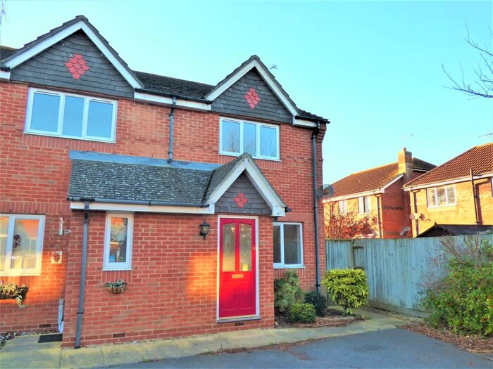 2 Bedroom Semi-Detached House To Rent In Lilac Close, Littlehampton, BN17