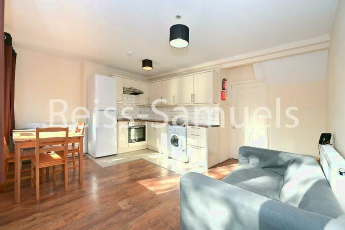 4 Bedroom Maisonette To Rent In Cooks Road, Kennington, Southwark, London, SE17