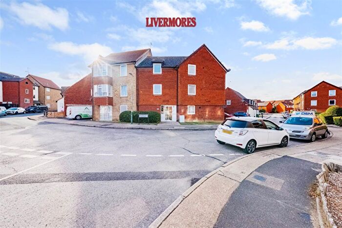 1 Bedroom Flat For Sale In Shearwood Crescent, Crayford, Kent, DA1