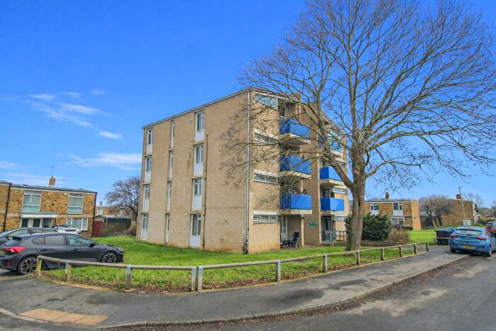 2 Bedroom Flat For Sale In Spinning Wheel Mead, Harlow, CM18