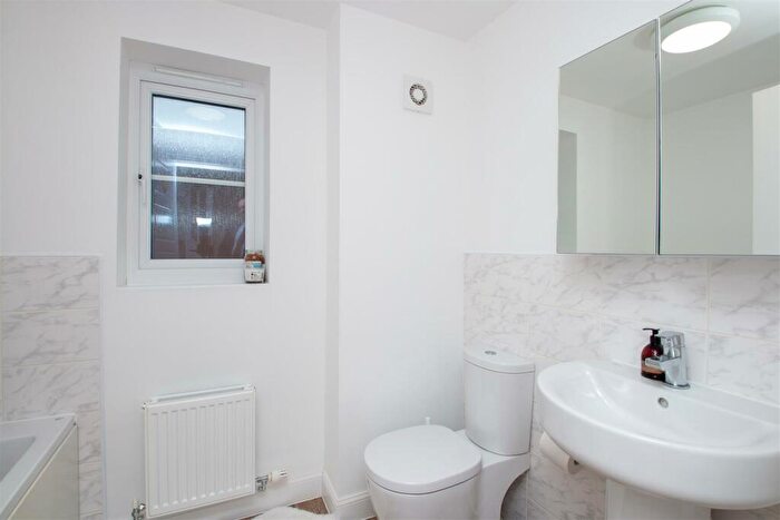 5 Bedroom Detached House To Rent In Juno Lane, Fairfields, MK11